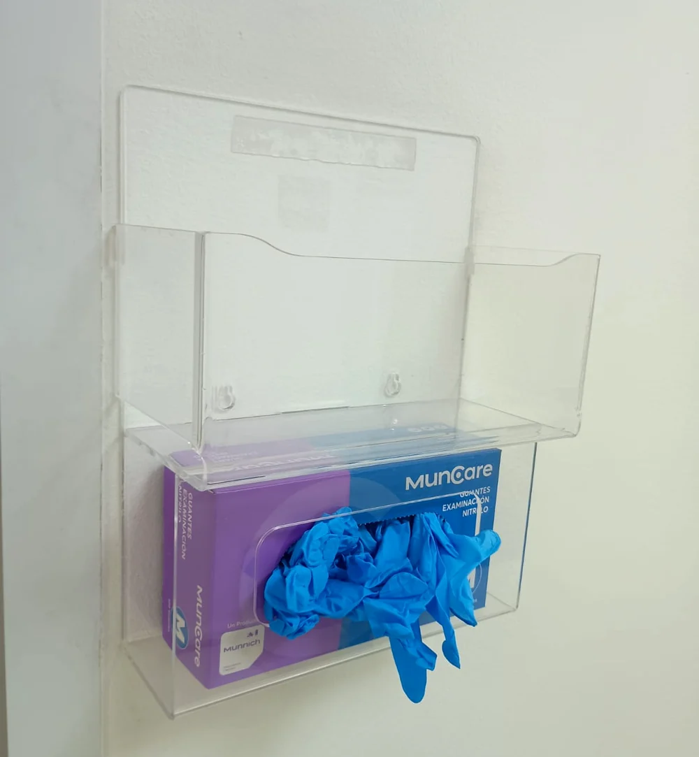 Dispensador de guantes en acrílico instalado en muro