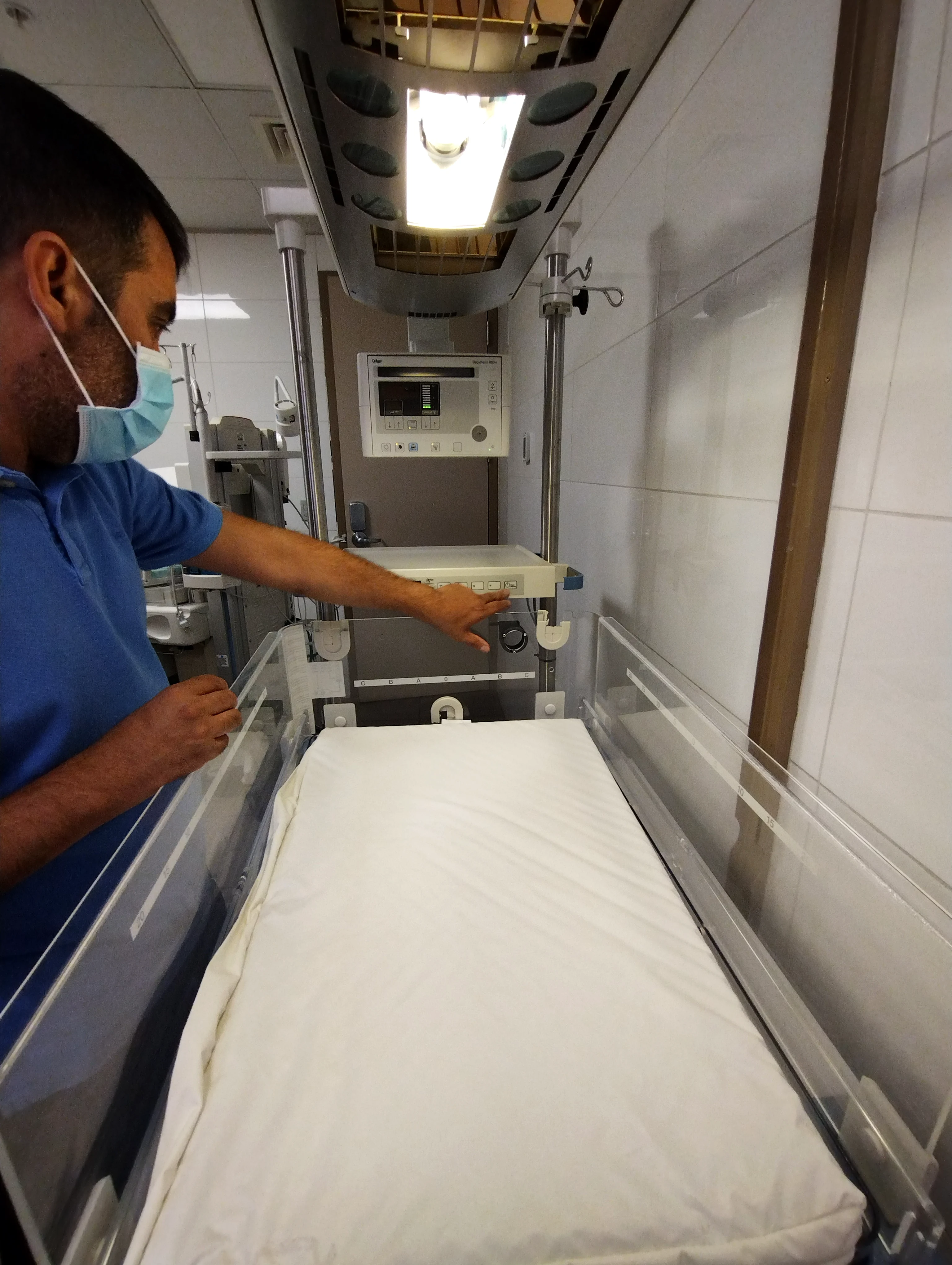 Técnico de Tecnomedical revisando una incubadora en un centro de salud