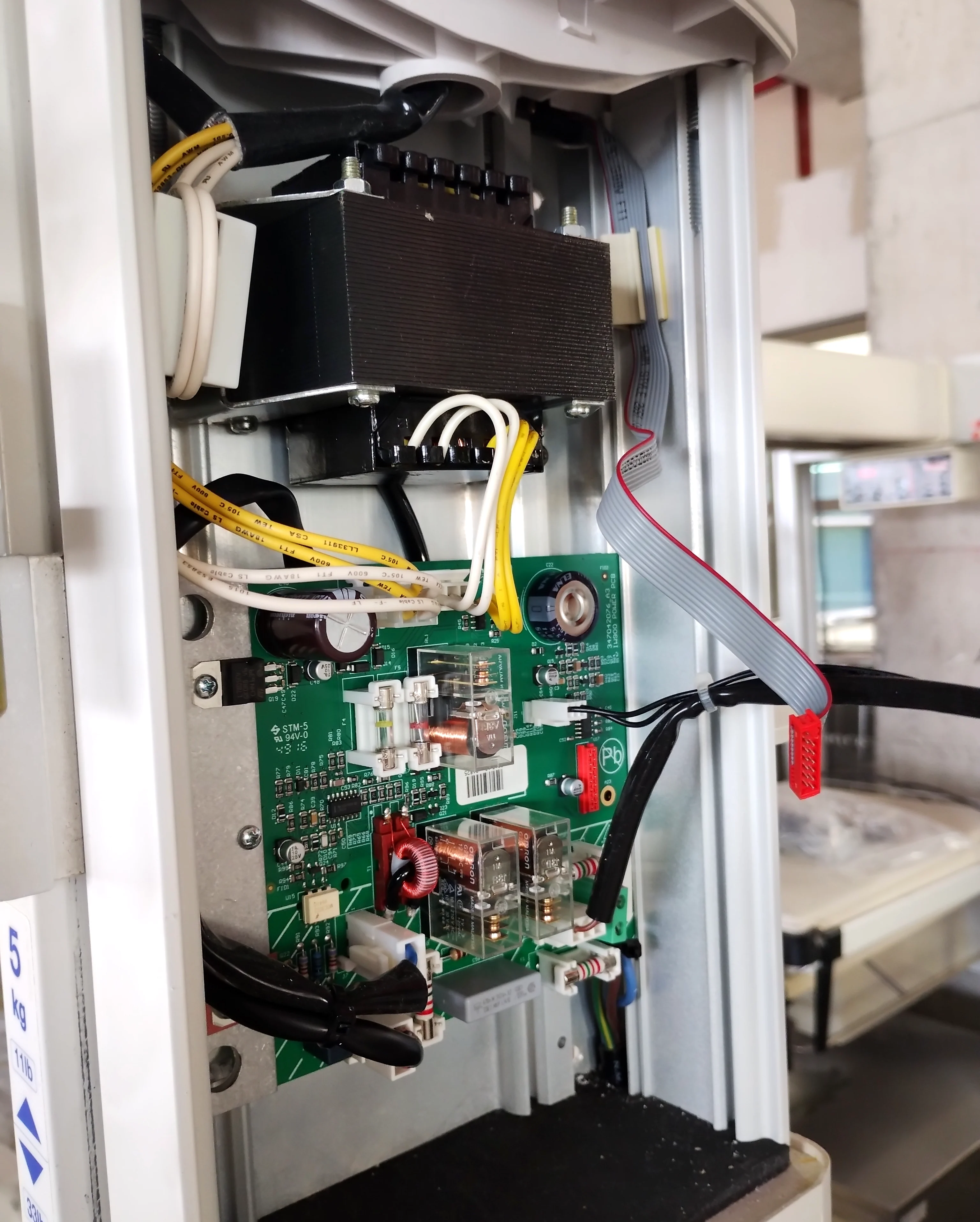 Incubadora abierta para revisión de su placa electrónica durante servicio técnico
