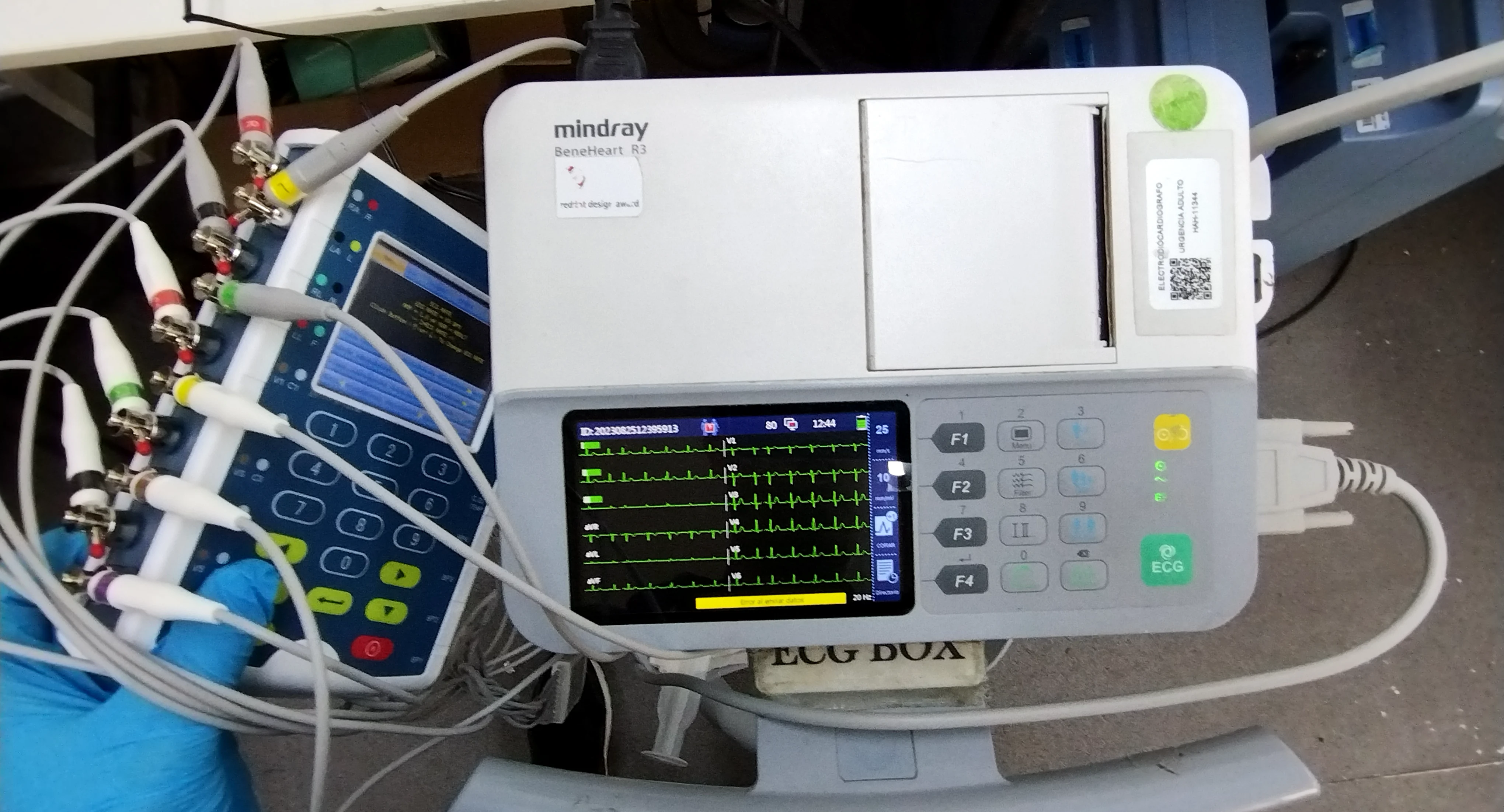 Electrocardiógrafo Mindray BeneHeart R3 y simulador de paciente conectados para revisión técnica
