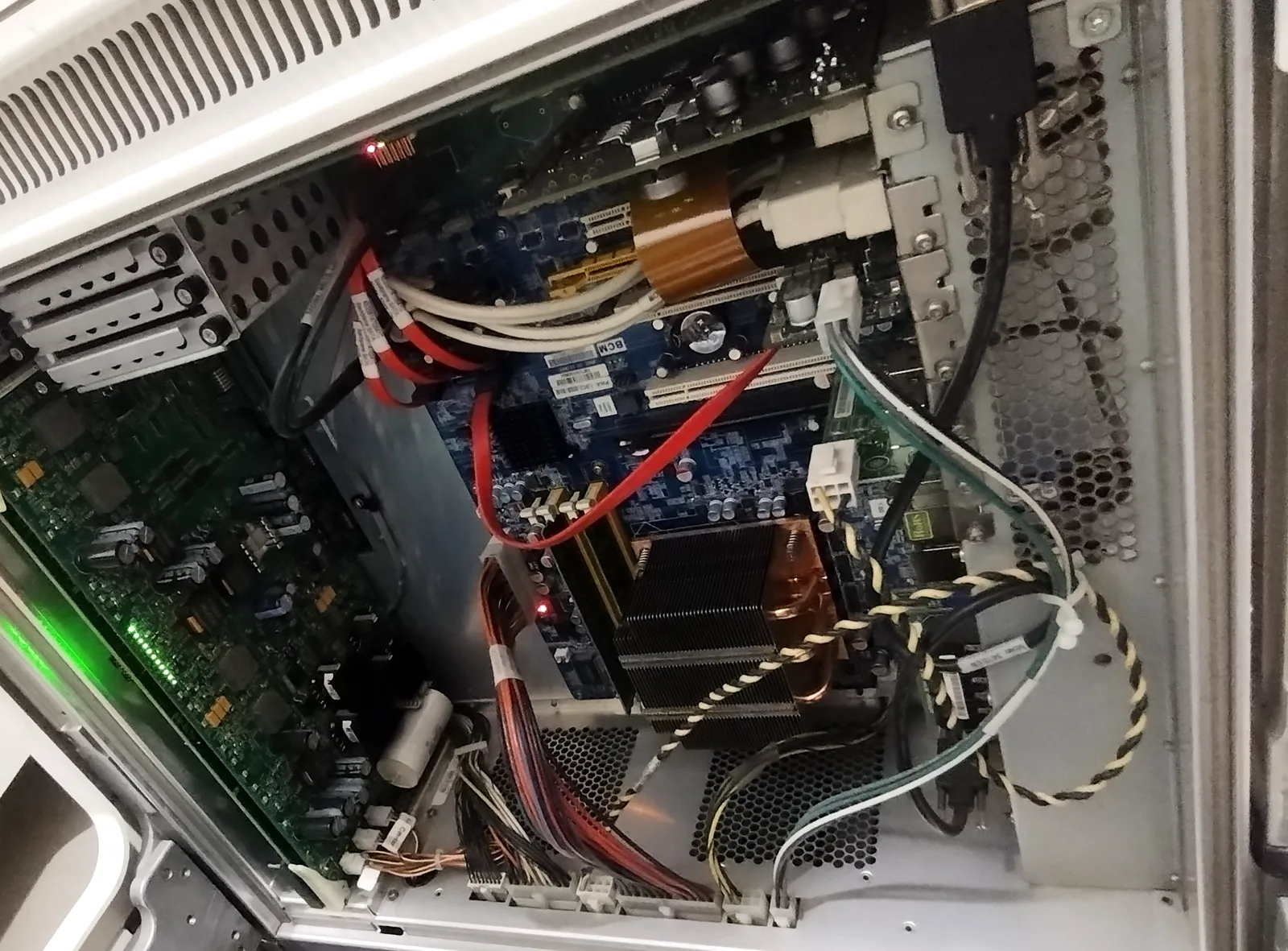 Placas y componentes electrónicos de un equipo médico durante una revisión técnica